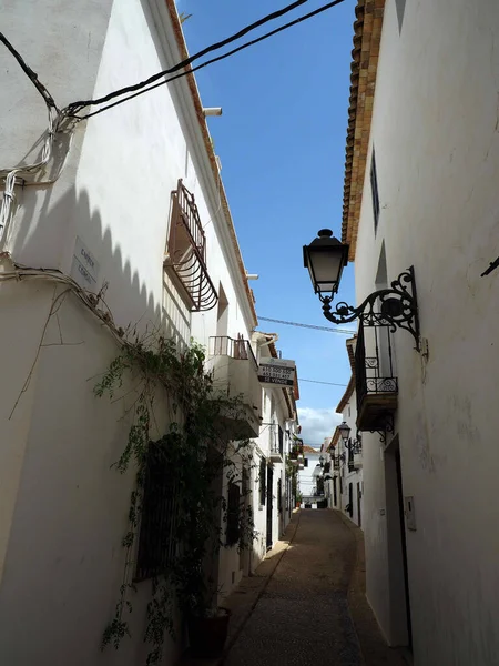 Plano Vertical Callejón Estrecho Entre Edificios Paredes Blancas Una Zona — Foto de Stock