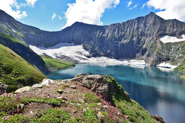 Ein Atemberaubender Blick Auf Schneebedeckte Felsen Mit Grünen Hügeln Und — Stockfoto