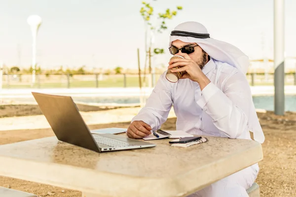 Ett Porträtt Islamisk Man Njuter Och Dricker Kaffe När Arbetar — Stockfoto