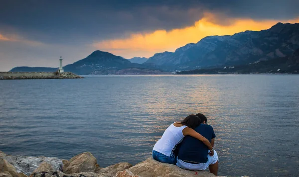 Lovely Couple Hugging Each Other Seaside Sunset — Stock Photo, Image