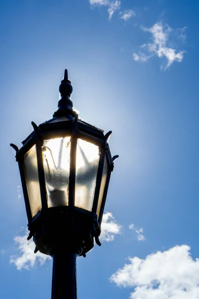 Egy Alacsony Szög Város Utcai Lámpa Napsütötte Háttérben — Stock Fotó