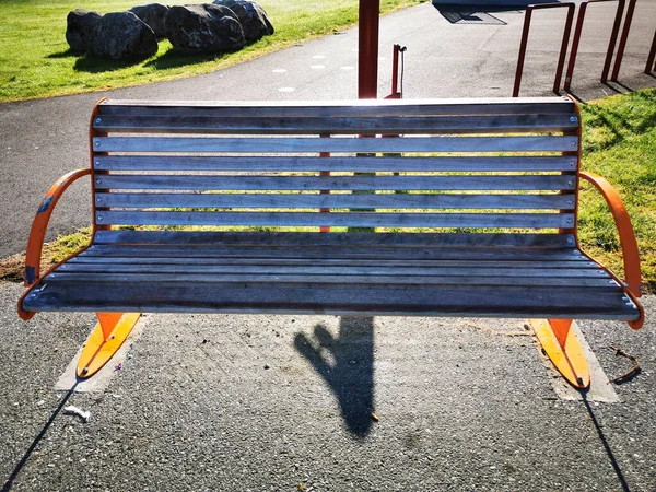 Banc Bois Moderne Dans Parc — Photo