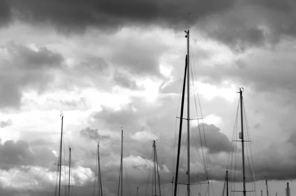 Eine Monochrome Aufnahme Von Bootsbewegungen Vor Bewölktem Himmel — Stockfoto