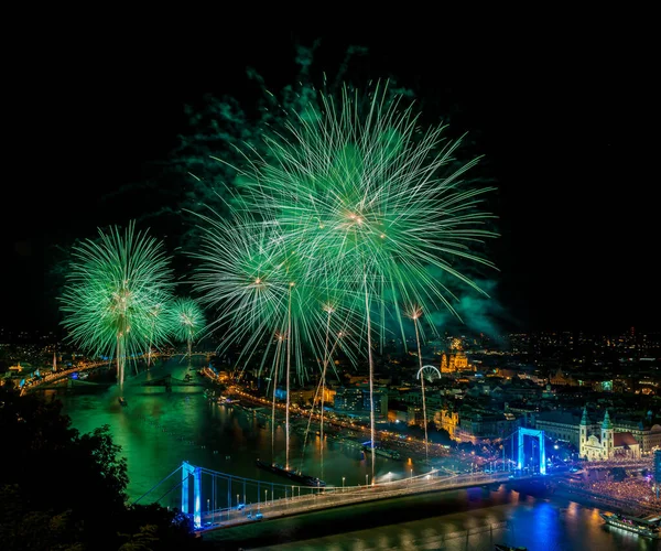 Budapest Hungary Aug 2021 Пейзаж Феєрверками Вночі Небі Будапештського Міста — стокове фото