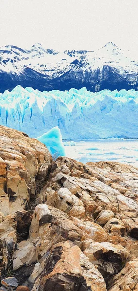 Disparo Vertical Rocas Orilla Lago Con Glaciares Montañas Nevadas —  Fotos de Stock