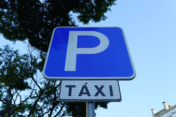 Een Lage Hoek Opname Van Een Taxi Parkeren Bord — Stockfoto