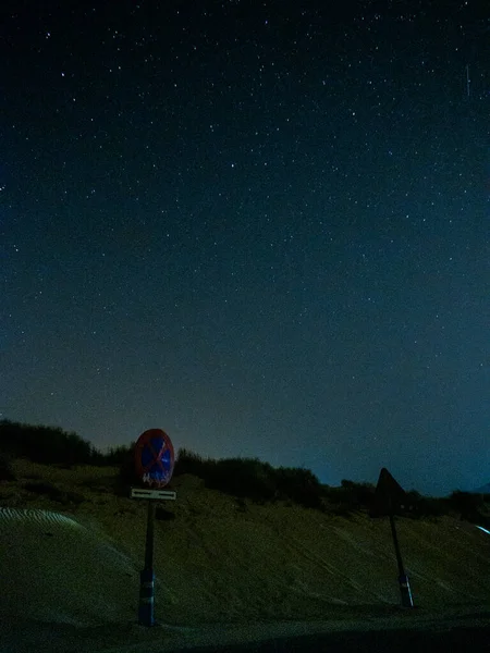 Vertikální Záběr Krásné Hvězdné Oblohy Noci — Stock fotografie