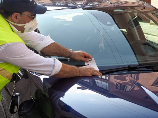 Lombardy Itália Ago 2021 Atendente Estacionamento Uma Empresa Terceirizada Privada — Fotografia de Stock