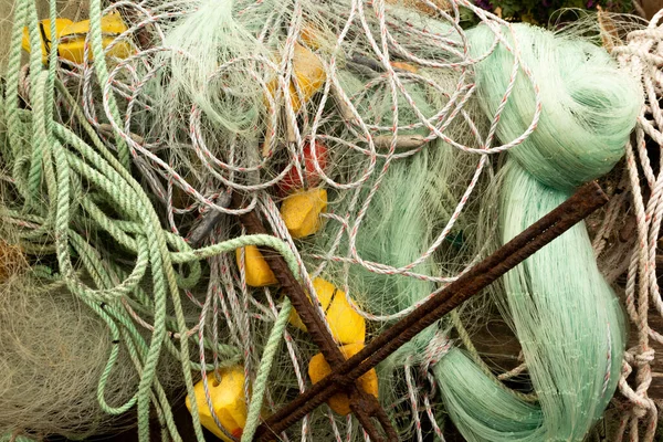 Een Close Opname Van Een Groen Visnet Het Houten Platform — Stockfoto