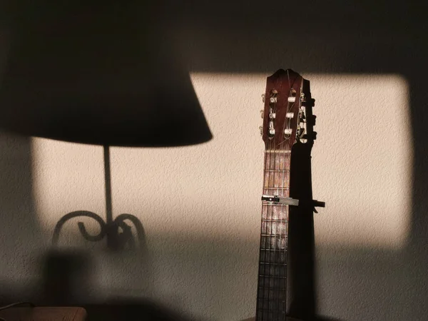Guitarra Con Pared Fondo —  Fotos de Stock