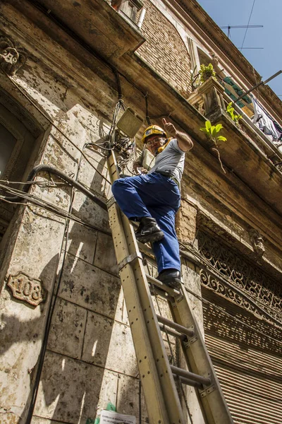 Havana Cuba Mrt 2018 Een Cubaan Met Verschillende Banen Die — Stockfoto