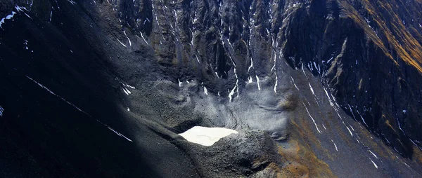 Ένα Γκρίζο Βραχώδες Βουνό Μερικώς Καλυμμένο Χιόνι Άγρια Ζωή — Φωτογραφία Αρχείου