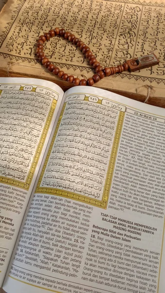 Une Vue Haut Coran Des Perles Prière Sur Une Table — Photo