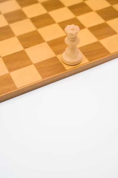 ボード上の白いチェスの駒の垂直ショット — ストック写真
