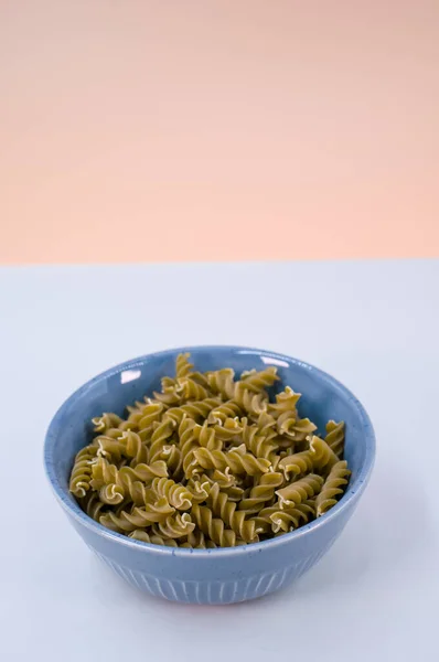 Verticaal Shot Van Italiaanse Fusilli Pasta Een Blauwe Schaal Een — Stockfoto