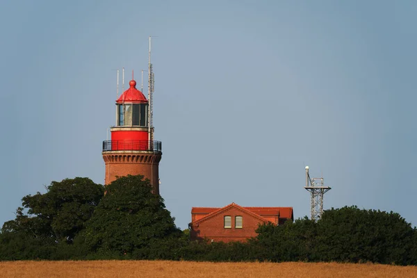 Ein Roter Leuchtturm Und Ein Feld Der Nähe Tag — Stockfoto