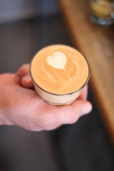 Ein Flacher Fokus Einer Männlichen Hand Die Kaffee Mit Herzförmiger — Stockfoto