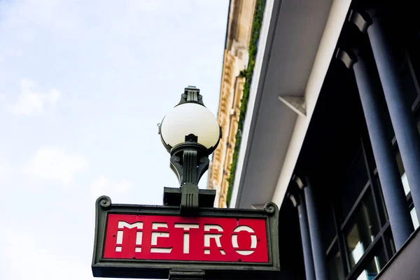 Una Foto Ángulo Bajo Cartel Rojo Del Metro París Francia — Foto de Stock