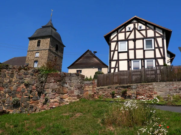 一座中世纪低矮的砖塔和一座有正方形图案的粉刷过的庄园 — 图库照片