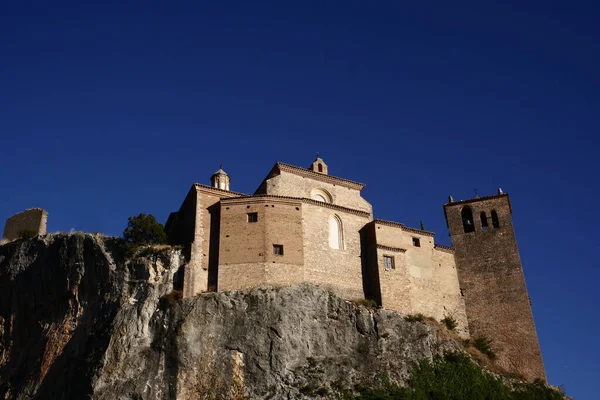 晴れた日に澄んだ青い空に対して丘の上にスペインのアルカサル城 — ストック写真
