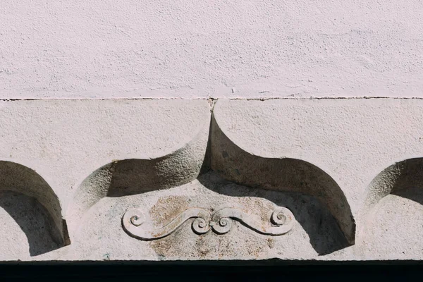 ポルトガル カスカイスの太陽の下で石造りの様式を巧みに彫刻した建築 — ストック写真