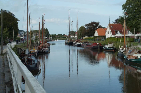 Een Prachtige Opname Van Een Meer Omringd Door Huizen Met — Stockfoto