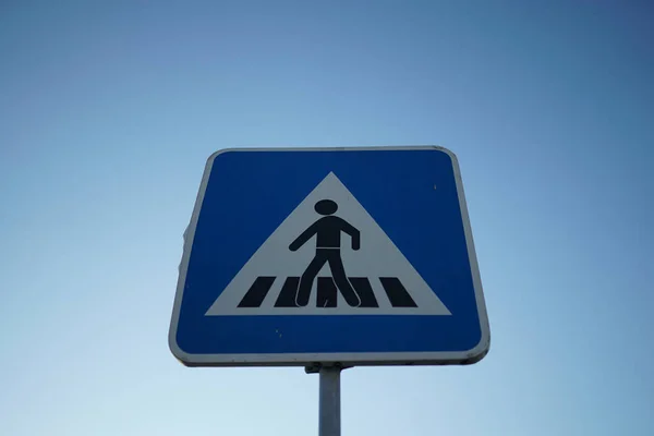 Sinal Pedestre Cruzando Contra Céu Azul — Fotografia de Stock