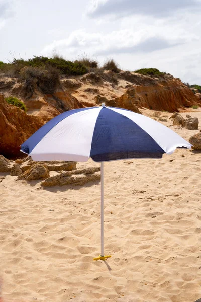 Kumsalda Kumsalda Mavi Beyaz Bir Şemsiye — Stok fotoğraf