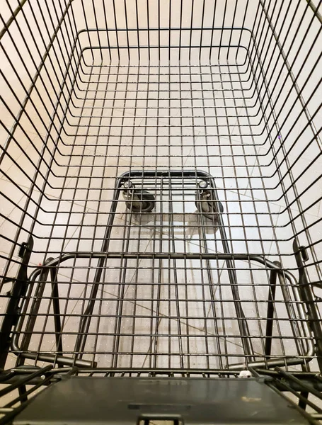 Egy Felülnézet Egy Üres Bevásárlókocsiba Fények Alatt — Stock Fotó