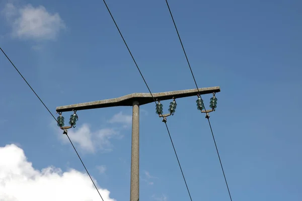 Låg Vinkel Skott Trästolpe Med Elektriska Linjer — Stockfoto