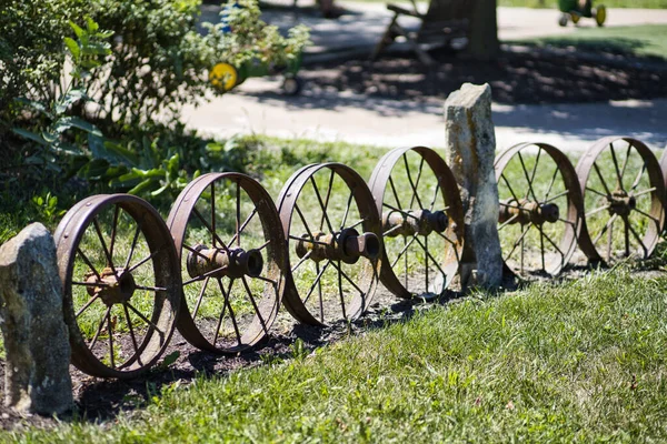 公园里一个有轮子的创造性围栏 — 图库照片