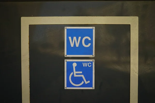 Primo Piano Cartello Una Porta Bagno Disabili — Foto Stock