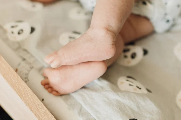 Joli Petit Bébé Dormant Sur Lit Maison — Photo