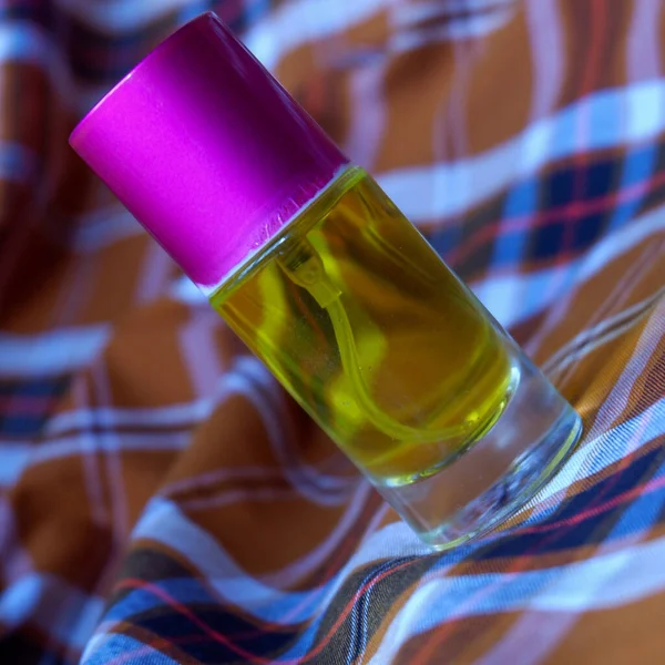 Een Close Van Een Parfumflesje Met Gele Vloeistof Een Ruitdoek — Stockfoto