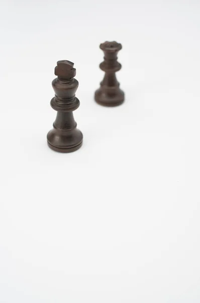 Вертикальний Знімок Чорних Шахових Фігур Ізольовано Білому Тлі — стокове фото