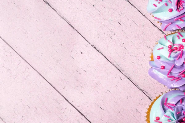 Ein Blick Von Oben Auf Pastellfarbene Cupcakes — Stockfoto