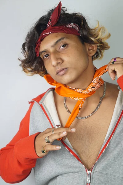 Tiro Vertical Índio Hip Macho Posando Vestindo Lenço Colorido Bandana — Fotografia de Stock