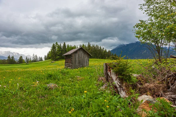 Een Houten Schuur Een Prachtig Landschapsveld Tegen Een Bewolkte Lucht — Stockfoto