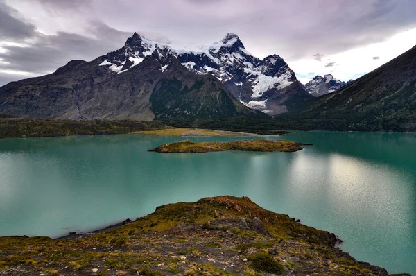 位于智利帕塔哥尼亚Torres Del Paine国家公园的Lago Nordenskjoeld湖和Cerro Paine Grande山 — 图库照片