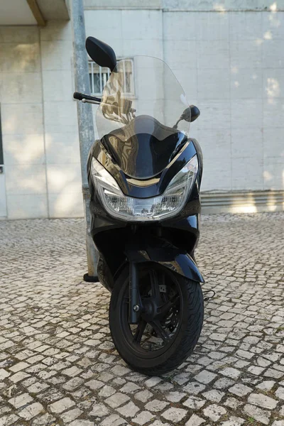 Tiro Vertical Uma Scooter Motor Preto Livre — Fotografia de Stock
