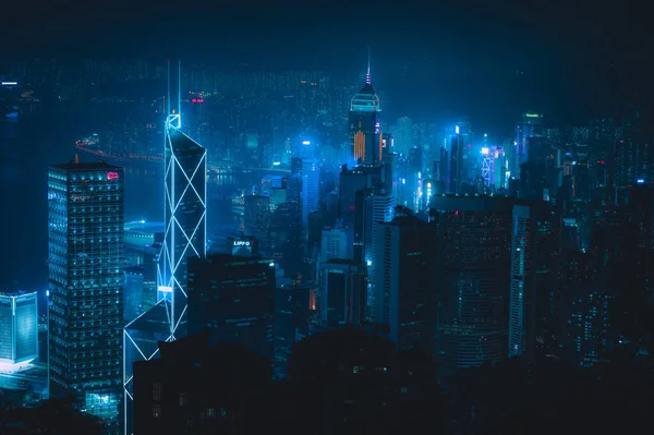 夜になると青いネオンが灯る超高層ビルが立ち並ぶ現代都市 — ストック写真