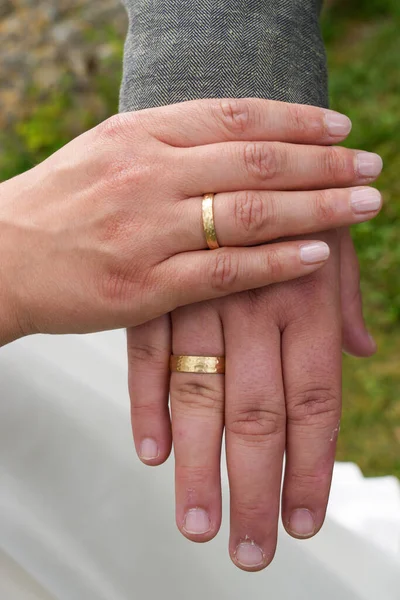 Menyasszony Vőlegény Keze Jegygyűrűvel — Stock Fotó