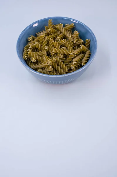 Verticaal Shot Van Italiaanse Fusilli Pasta Een Blauwe Schaal Een — Stockfoto