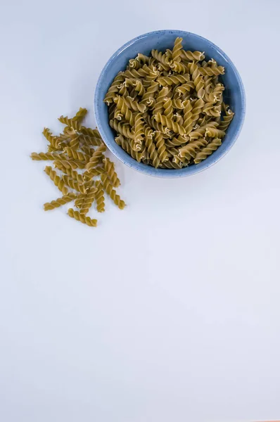 Tiro Vertical Pasta Fusilli Italiana Tazón Azul Sobre Fondo Gris — Foto de Stock