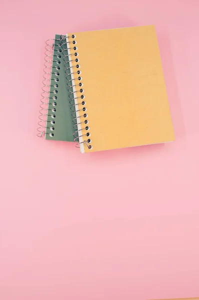 분홍색 표면의 노란색 초록색 공책의 — 스톡 사진