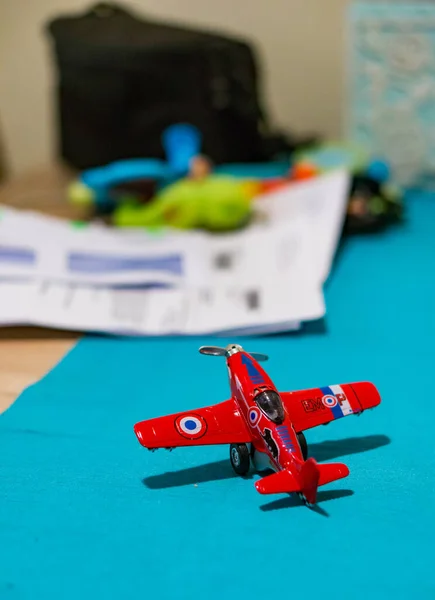 Poznan Polónia Fevereiro 2018 Avião Brinquedo Vermelho Sobre Uma Mesa — Fotografia de Stock