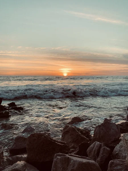 Colpo Verticale Bel Paesaggio Marino Tramonto Scenico — Foto Stock