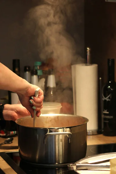 Šéfkuchař Připravuje Jídlo Kuchyni — Stock fotografie