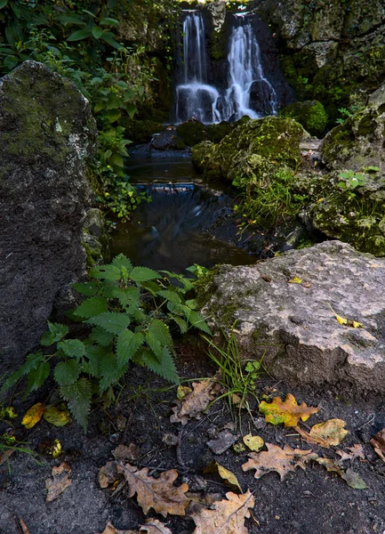 Een Verticaal Schot Van Een Waterval Een Stadspark — Stockfoto