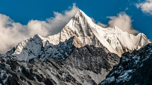 冬天捕捉到的雪山 — 图库照片